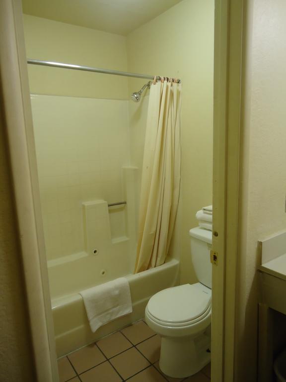 Economy Inn Victorville Room photo