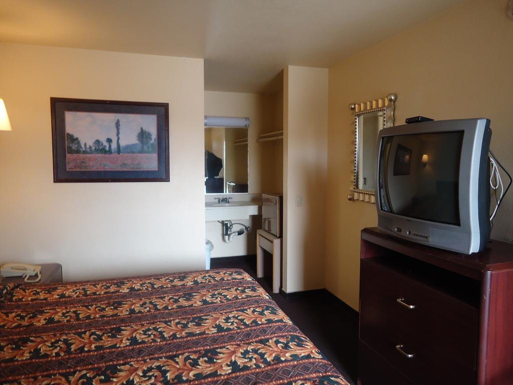 Economy Inn Victorville Room photo