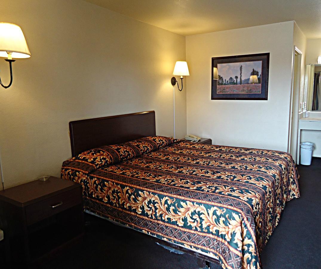 Economy Inn Victorville Room photo