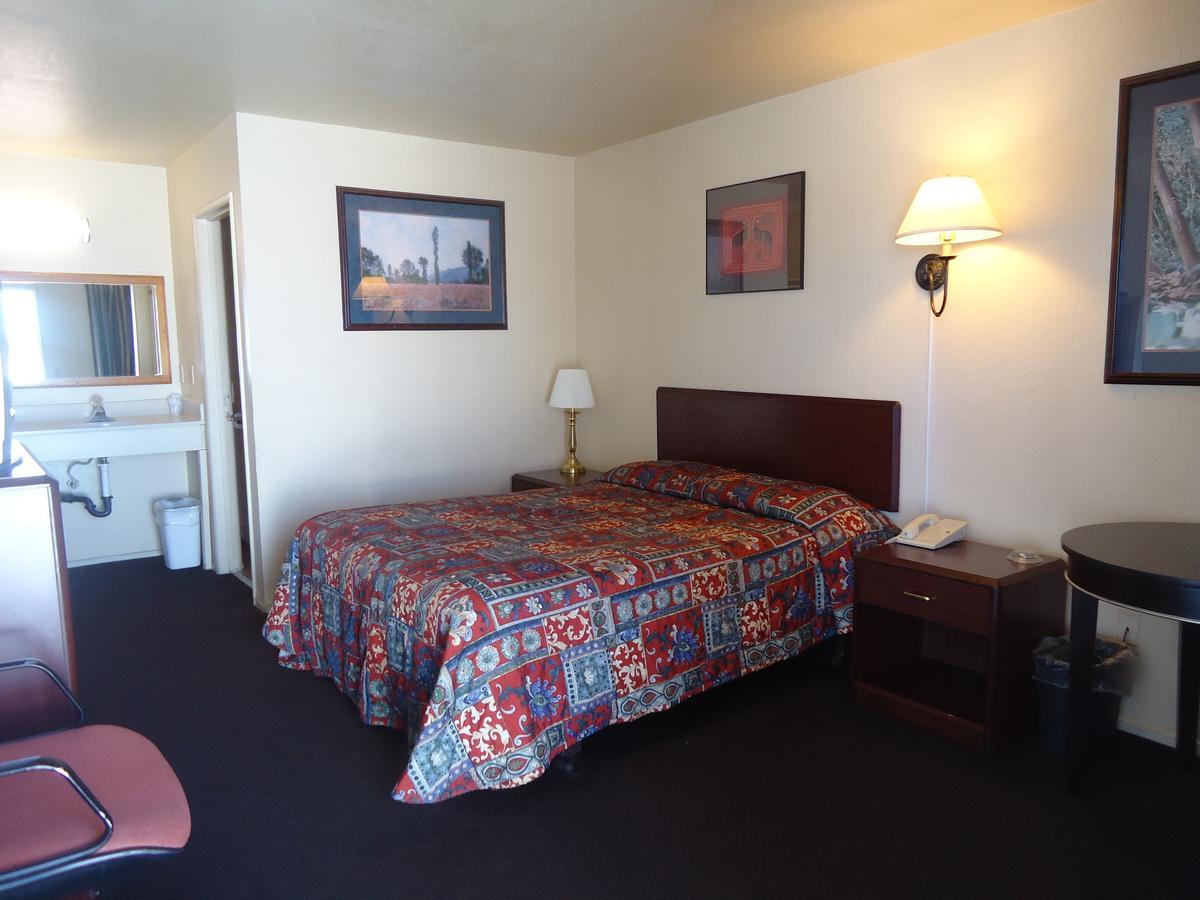 Economy Inn Victorville Room photo